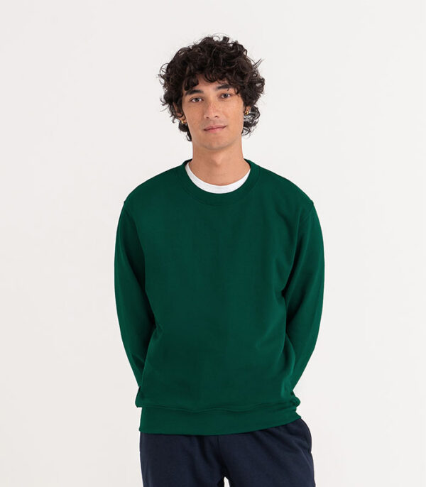 Manlig modell i AWDis sweatshirt