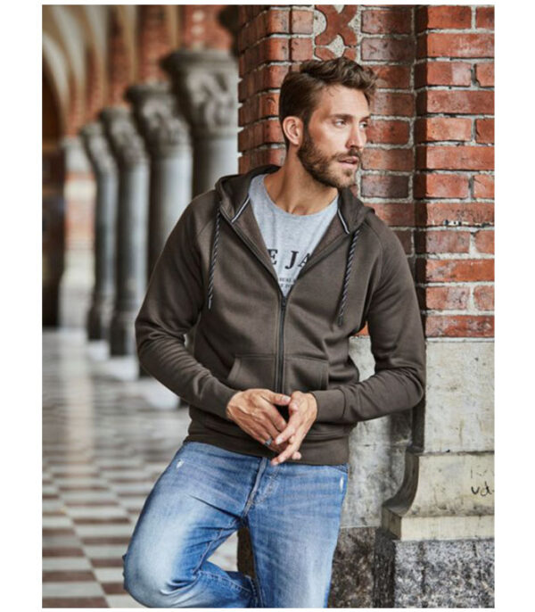 Manlig modell i Tee Jays Fashion Full Zip Hood