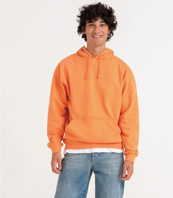 Manlig modell i AWDis Huvtröja Unisex
