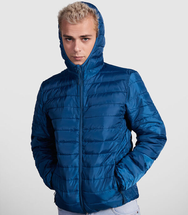 Manlig modell i Norway isolerad jacka