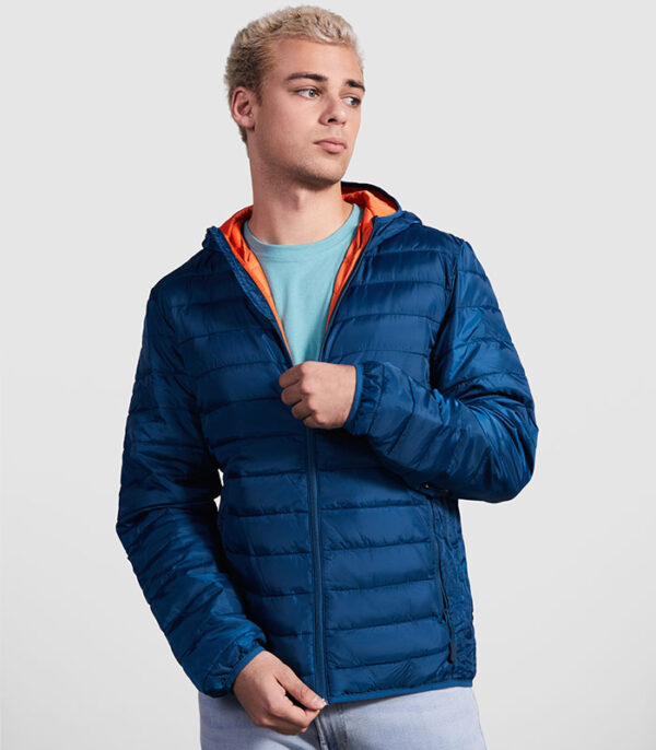 Manlig modell i Norway isolerad jacka
