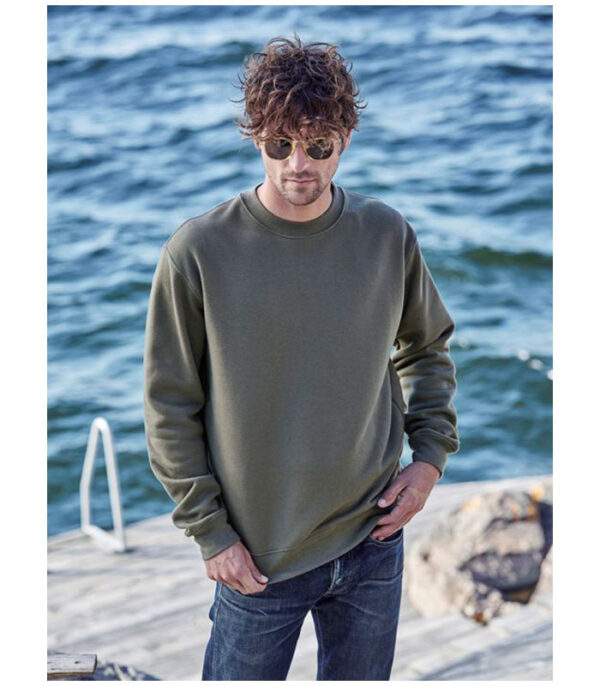Manlig modell i Tee Jays Heavy Sweatshirt