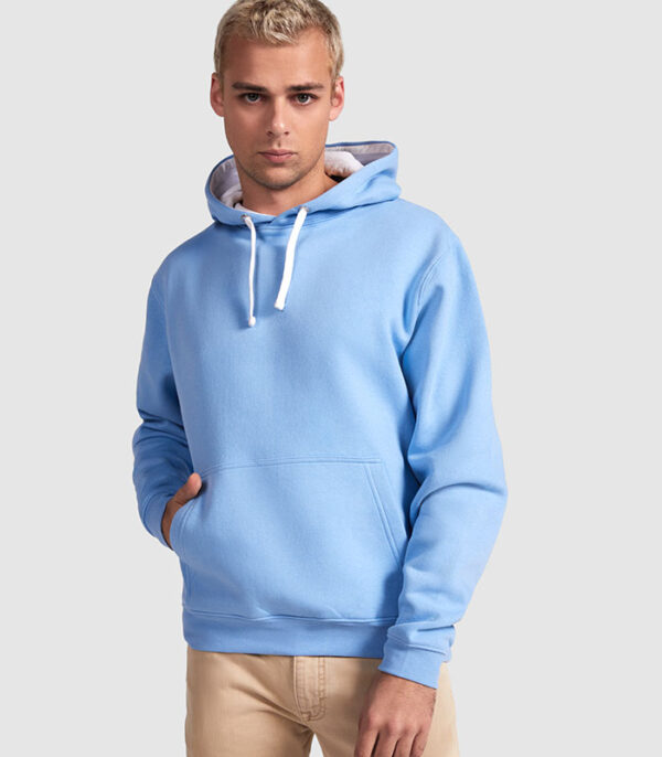 Manlig modell i Urban hoodie