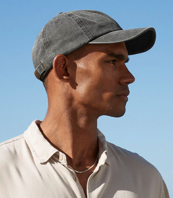 Manlig modell i Relaxed 5-panel vintage cap