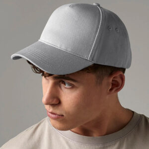 Manlig modell i Ultimate 5-panel cap
