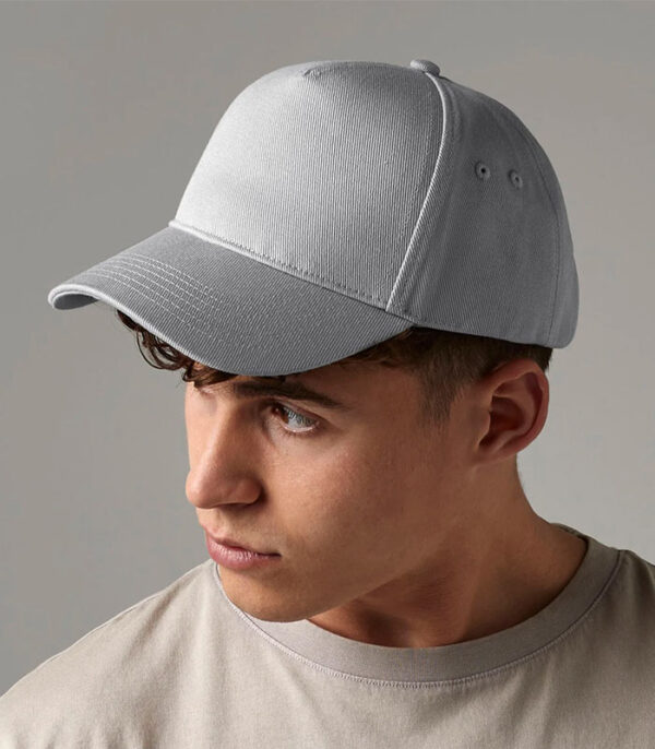 Manlig modell i Ultimate 5-panel cap